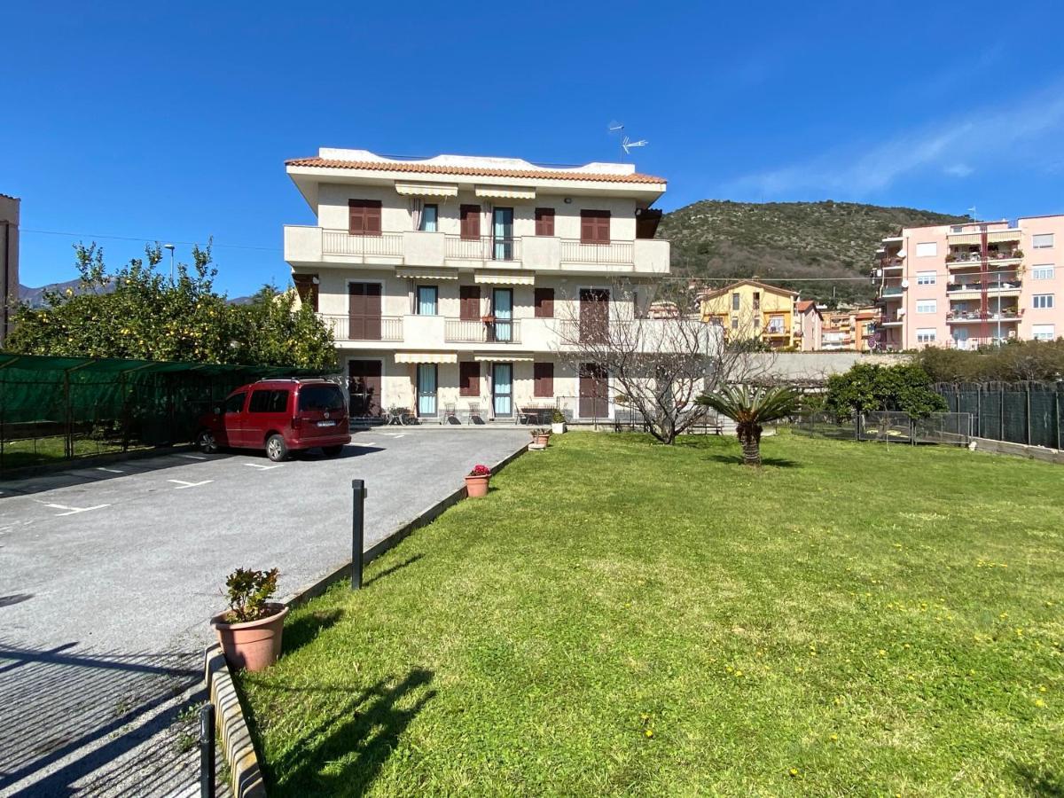 I Fiori Di Pietra Aparthotel Pietra Ligure Εξωτερικό φωτογραφία