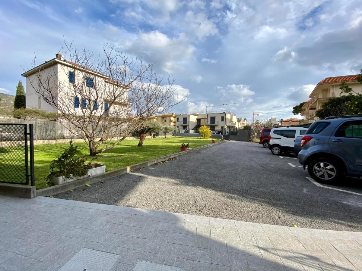 I Fiori Di Pietra Aparthotel Pietra Ligure Εξωτερικό φωτογραφία